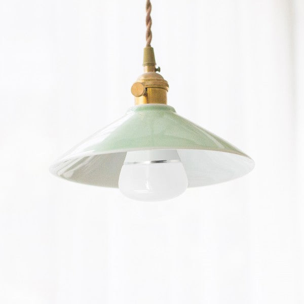Hanging light with Iview ISB610 smart multicolor dimmable Wi-Fi light bulb
